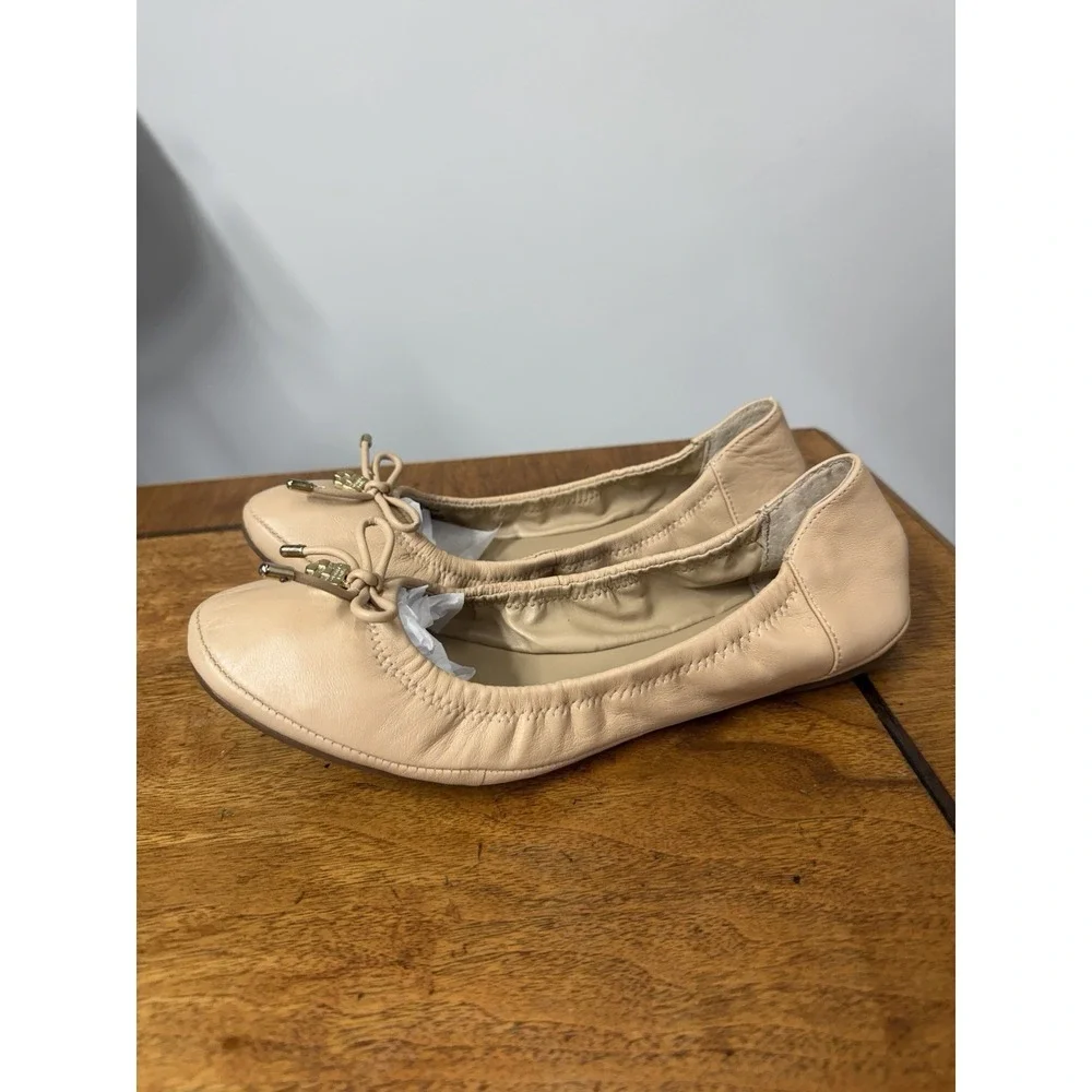 New VINCE CAMUTO Women's 8.5 B Nude Leather Ballet Flats Gold Logo Charm Accent